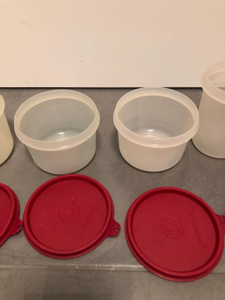 7 runde rote Tupperware Eidgenossen Vorratsdosen Aufbewahrung in Hirschaid