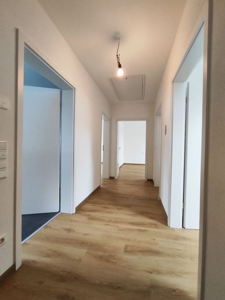 1,2,3 & MEINS: Neubau Doppelhaushälfte 162 m² mit Stellplatz / Erstbezug in Weinsbach! in Öhringen