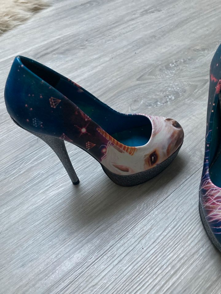 Iron Fist Unicorn Heels in Straßenhaus