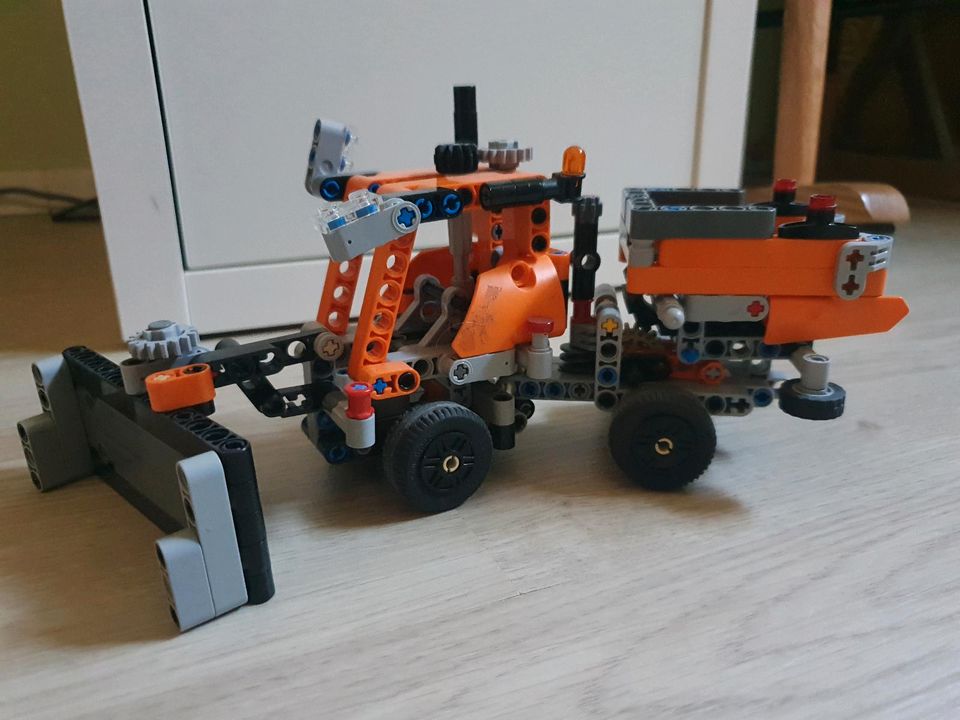 Lego Technic Baustellenfahrzeug in Barkelsby