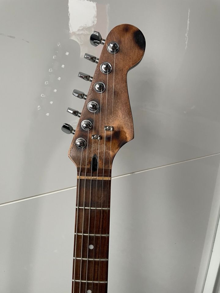 Squier DIY Custom E  Gitarre Strat in Mühlacker