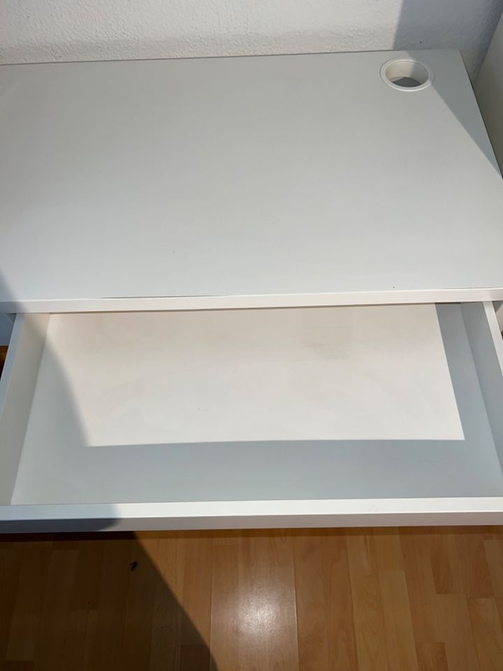 Schreibtisch weiß Holz mit Schubladen Kabelkanal und Kabelschacht in Darmstadt