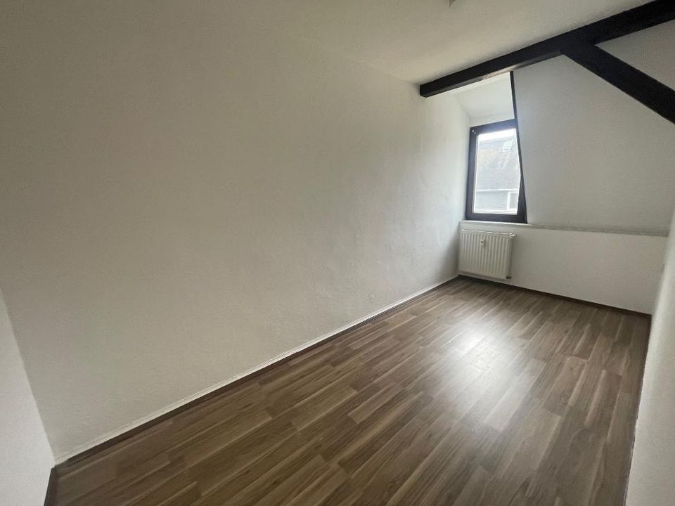 Frisch renoviert zum Einzug - 3-Z/K/B-DG-Wohnung mit separatem Zimmer, Dusche UND Wanne in Elsterberg