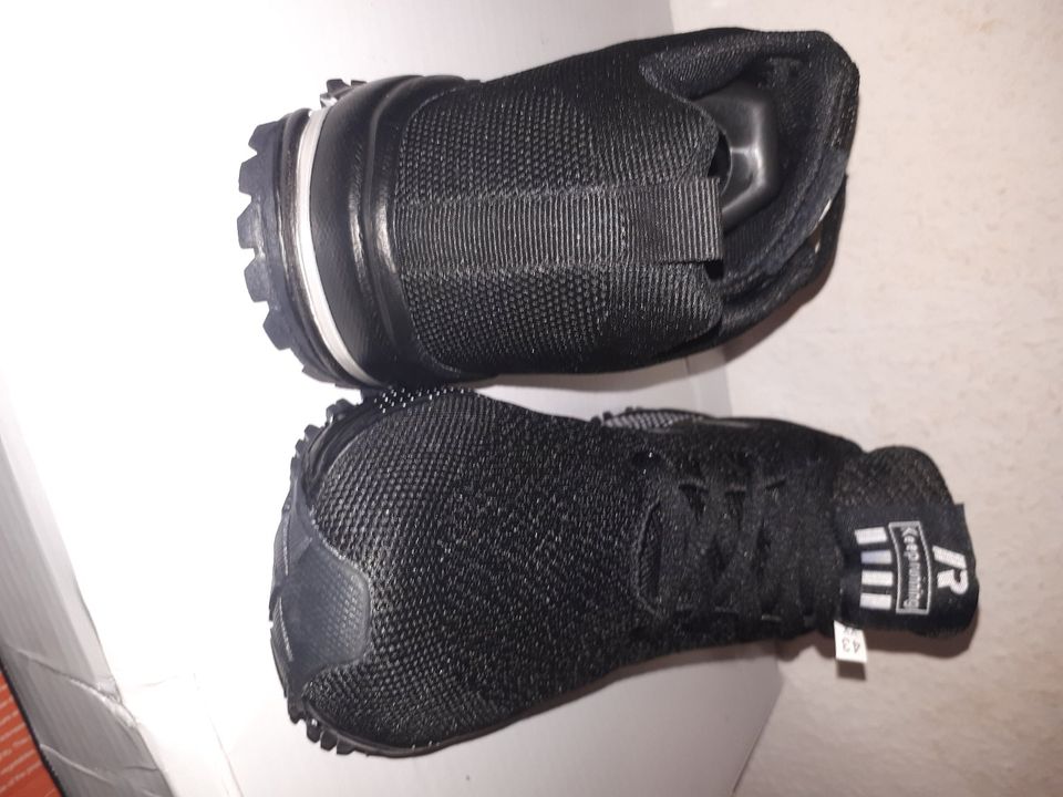 Sportschuhe/Sneaker Gr. 42 Schwarz mit silbernen Streifen, neu in Rendsburg