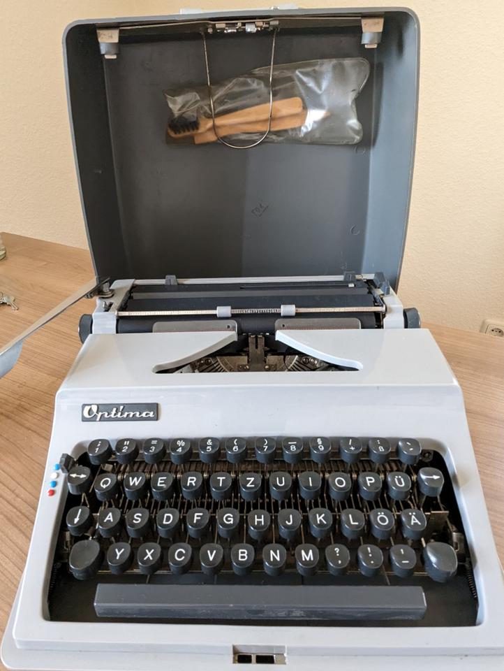 DDR Schreibmaschine Optima mit Koffer zu verkaufen in Dresden