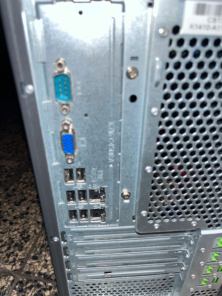 Fujitsu Primergy TX100 S3 Server mit Laufwerken in Duisburg