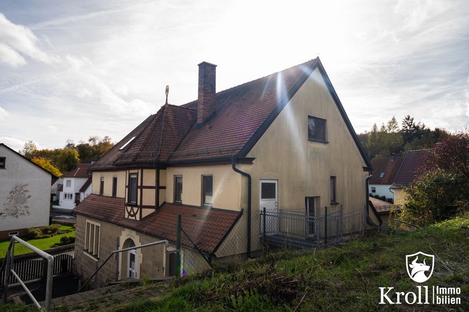 Zweifamilienhaus mit neuen Fenstern und Anbau in Maßbach