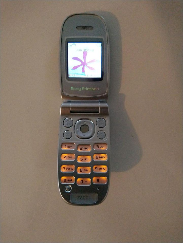 Handy Sony Ericsson z300i mit Ladekabel in Darmstadt