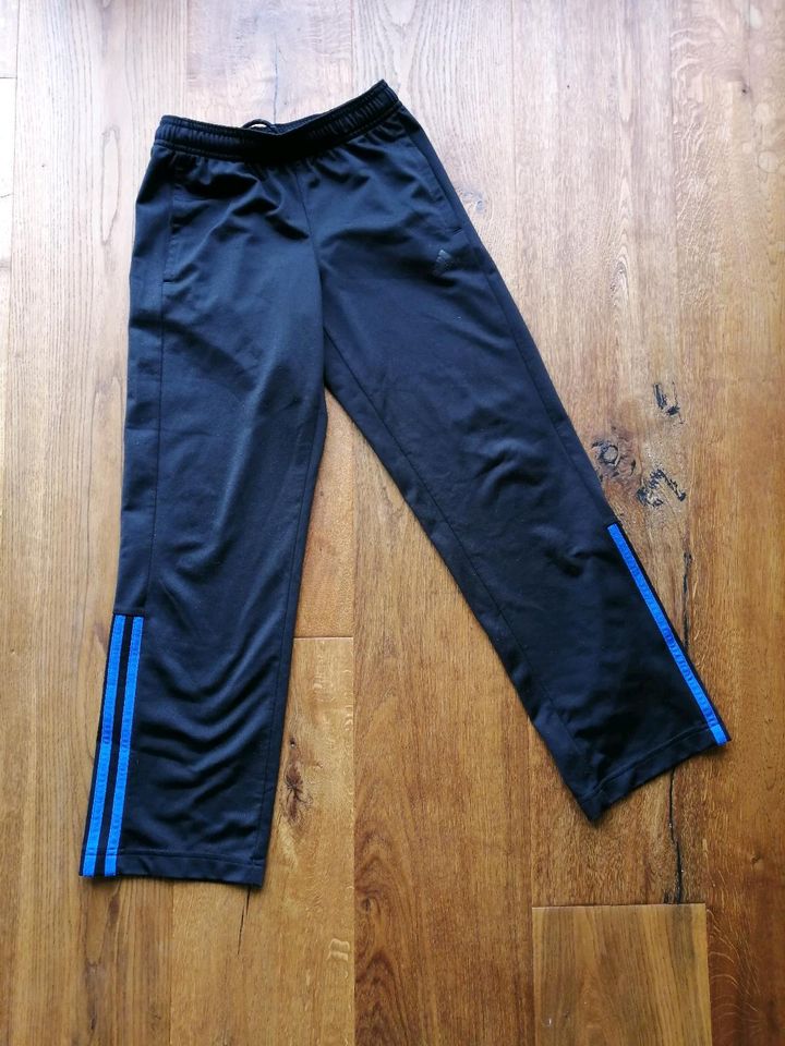 Schwarze Adidas-Sporthose Gr. 140 in Gieboldehausen