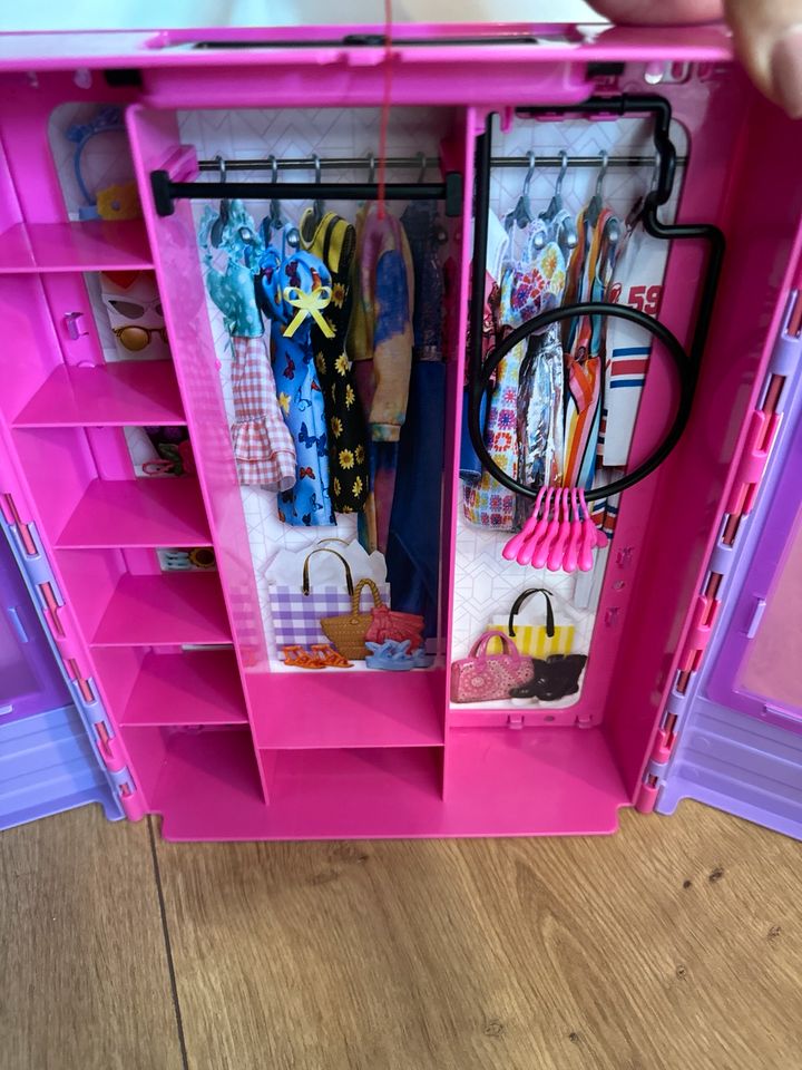 Barbie Kleiderschrank in Mannheim