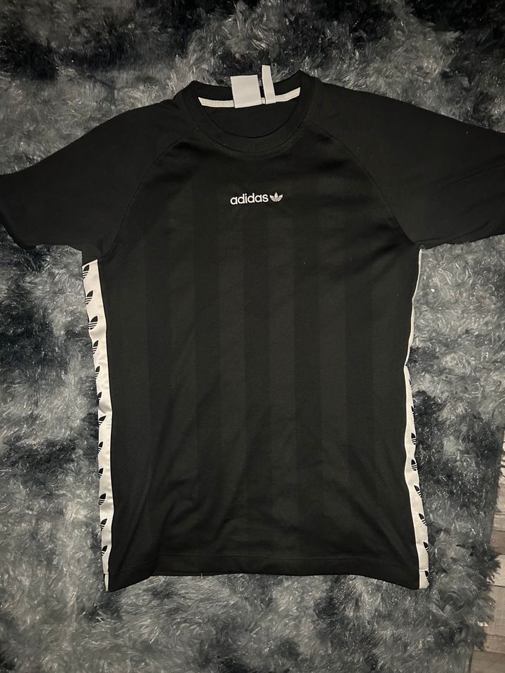 Adidas Shirt M in Saarbrücken