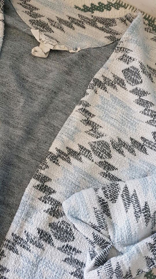 H&M Boho Cardigan blau weiß grau Rauten Muster Dreiviertelarm in Hirschaid
