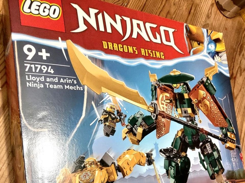 LEGO NINJAGO Lloyds und Arins Training-Mechs (71794) Set in Dresden