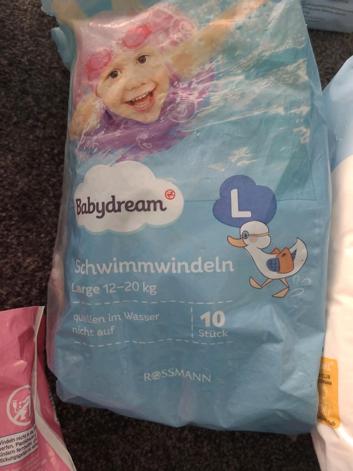 Pampers Windeln, Schwimmwindeln, Wickelunterlagen in Erfurt