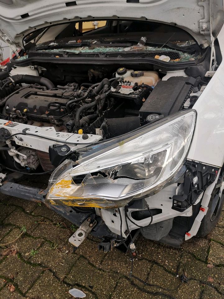 Opel Astra J Schlachtfest Ersatzteile Motor Armaturenbrett in