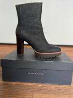 Tommy Hilfiger Stiefeletten schwarz mit Holzabsatz Gr. 42 – Neu! Niedersachsen - Lüchow Vorschau