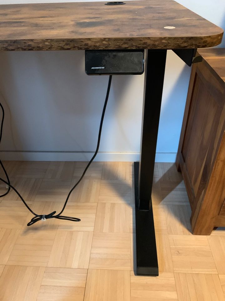Electric height-adjustable Desk | As New in Leipzig