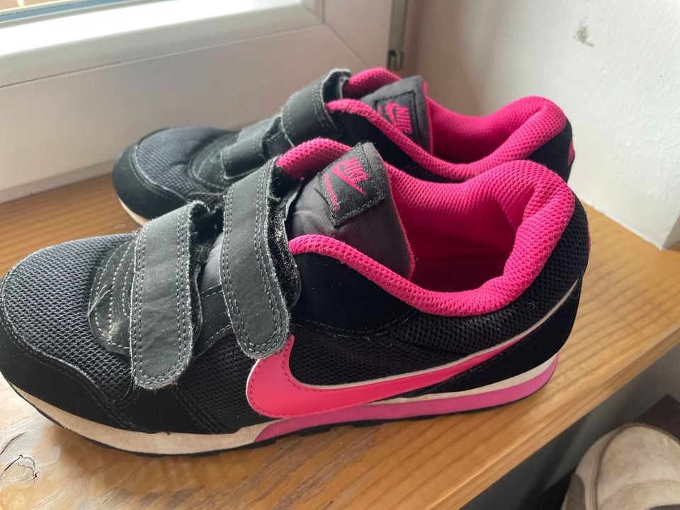 Nike Turnschuhe Größe 34 in Bad Heilbrunn