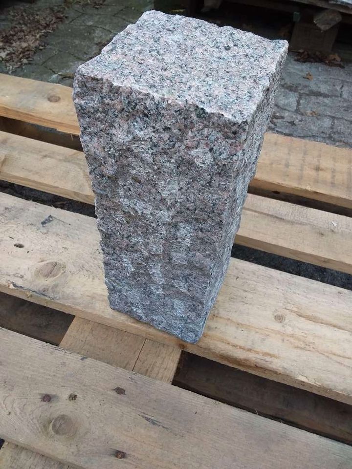 Granit Palisaden 12x12x30 rötlich -grau, Naturstein Rasenkante in Löhne