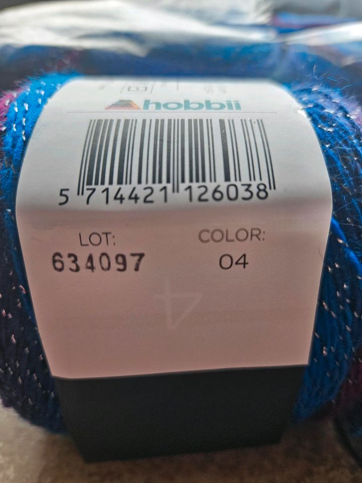 1000g Hobbii universe Wolle Bobbel blau Glitzer lila in Wilnsdorf