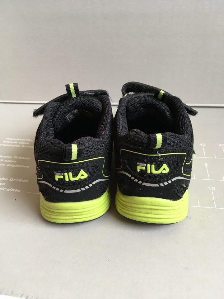 FILA Turnschuhe Sneakers 26 schwarz Klett Schuhe wie Adidas Junge in Stadthagen