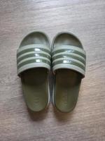 Adidas Plateau Badeschuhe Pantoletten  Gr. 37 Hessen - Buseck Vorschau