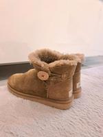 Ugg Boots mit Knopf Wiesbaden - Mainz-Kostheim Vorschau