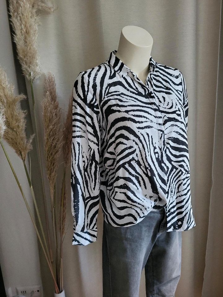 Zara Bluse Oberteil Animalprint Gr.S TOP in Hamburg