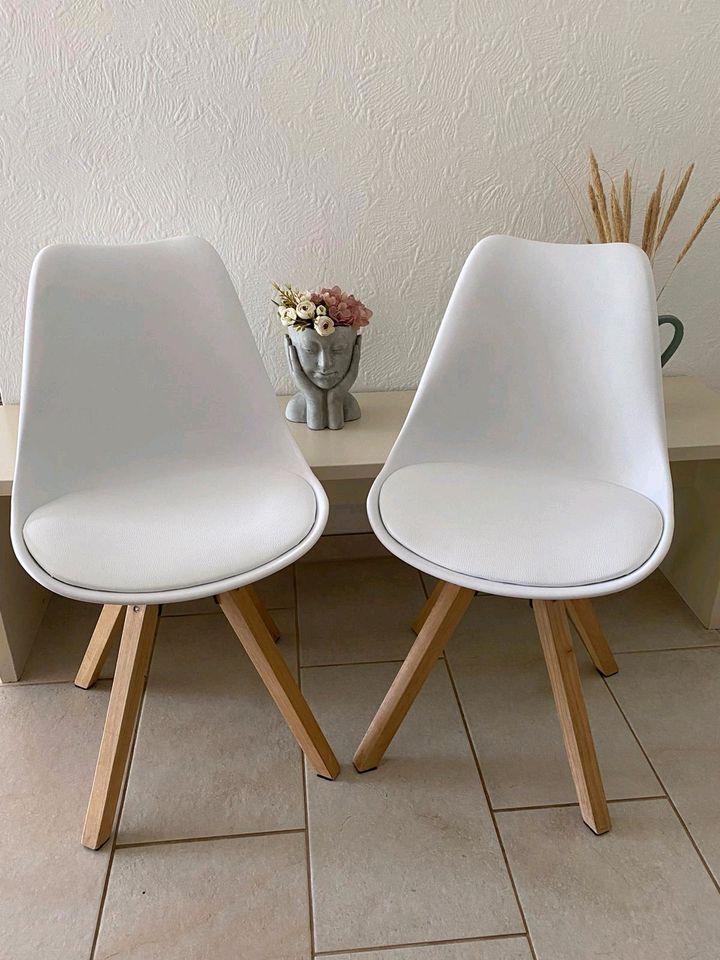 Zwei weiße Stühle in Würselen