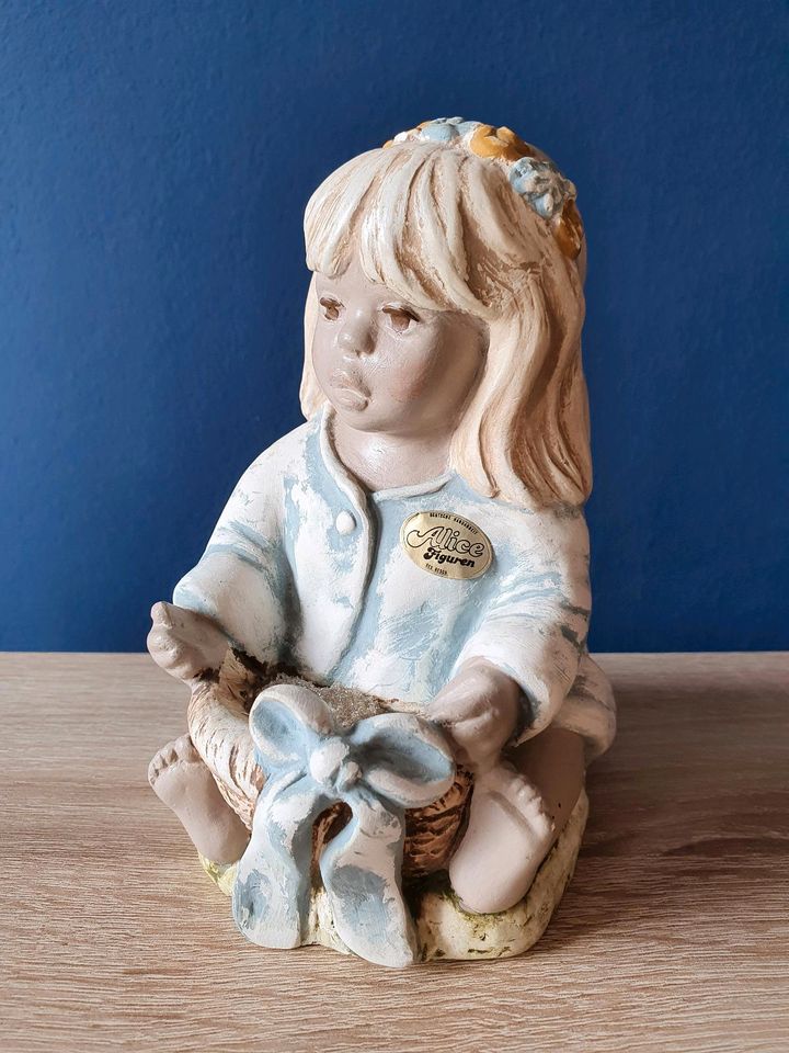 Alice Figur blond / sitzend mit Korb 14 cm Höhe in Großenlüder