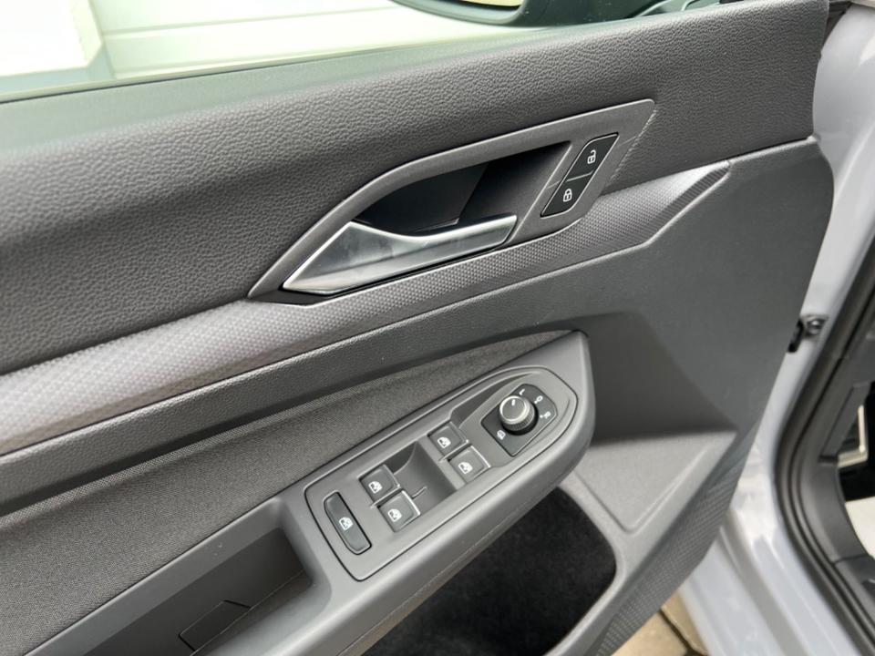 Volkswagen Golf VIII 1.5 eTSI/LED/AHK/Pano/Standh/ACC/R-Kam in Hünfeld