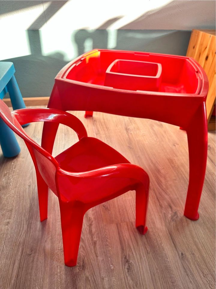 Ikea Kindertisch mit Stuhl aus roter Plastik in Brüsewitz