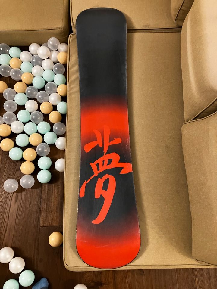 Snowboard Escape Dragon black/red 140cm in Pollenfeld