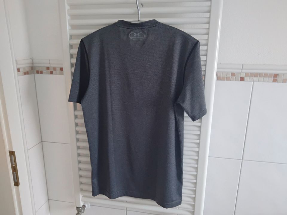 Under armour 3x Funktionsshirt gr. S 30€ inkl. Versand in Bornheim