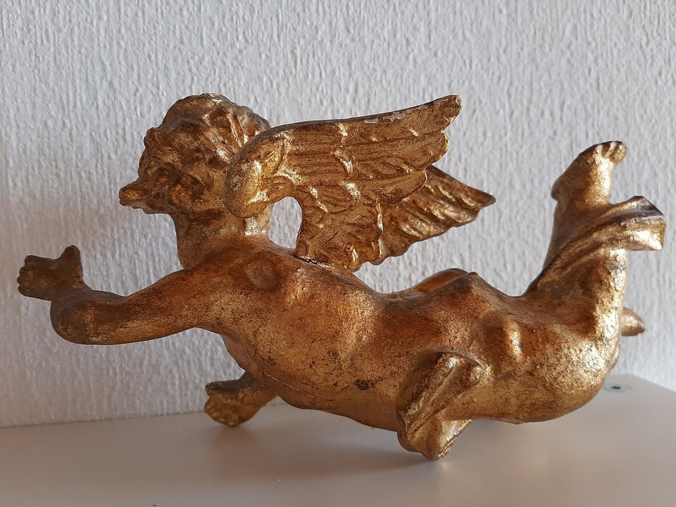 Putte, Fliegender Engel, goldfarben, Deko in Wiltingen