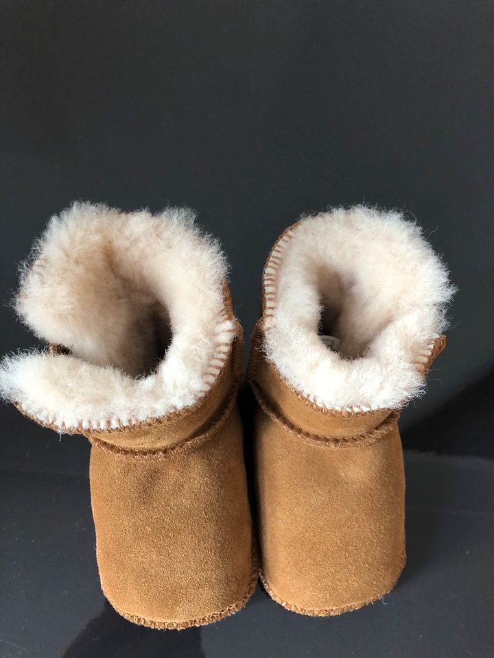 UGG Lammfellschuhe Babyschuhe Gr. 18 in Baldham