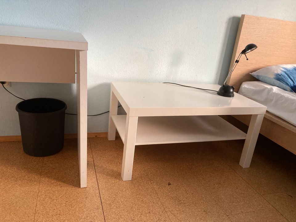 Schreibtisch mit Schubladen und kleiner Couchtisch weiß in Wolfhagen 
