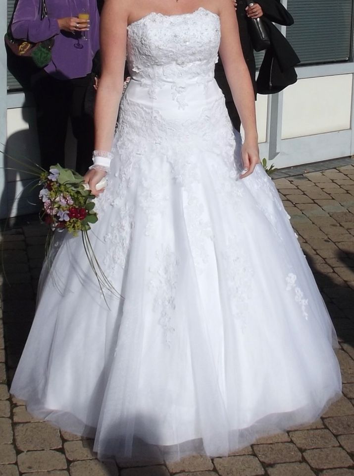 Brautkleid der Marke Divina Sposa Paris inkl. Jäckchen, Schleier in Püttlingen