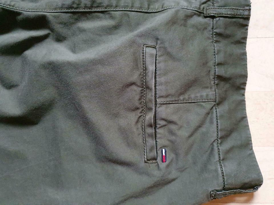 Tommy Hilfiger Chino Hose (TOP)  30/32 khaki in Stendal