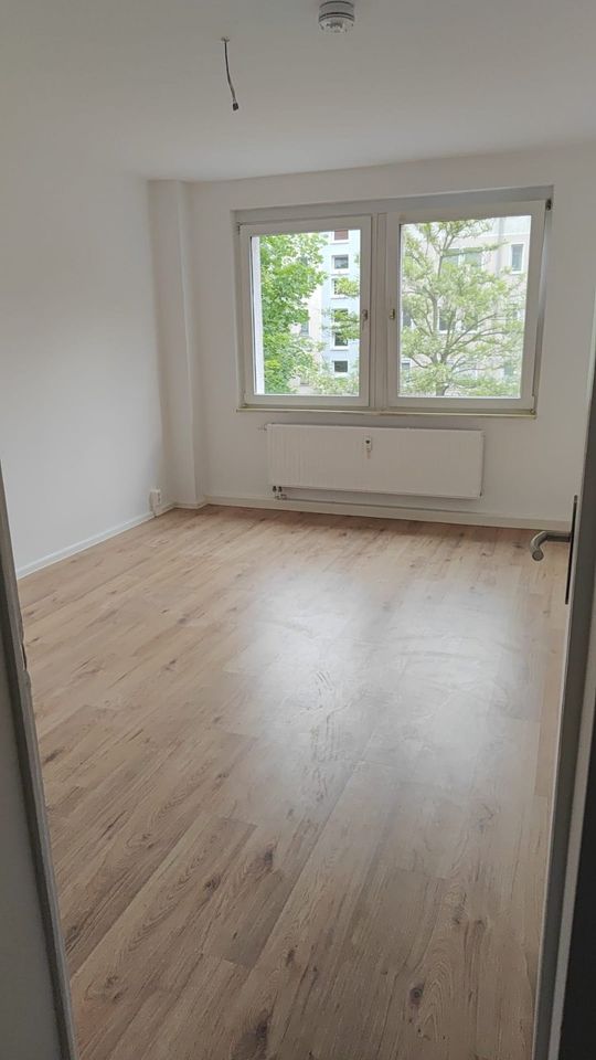 Sanierte 4 Zimmer im 1. OG mit Balkon & Blick ins Grüne in Wolfen