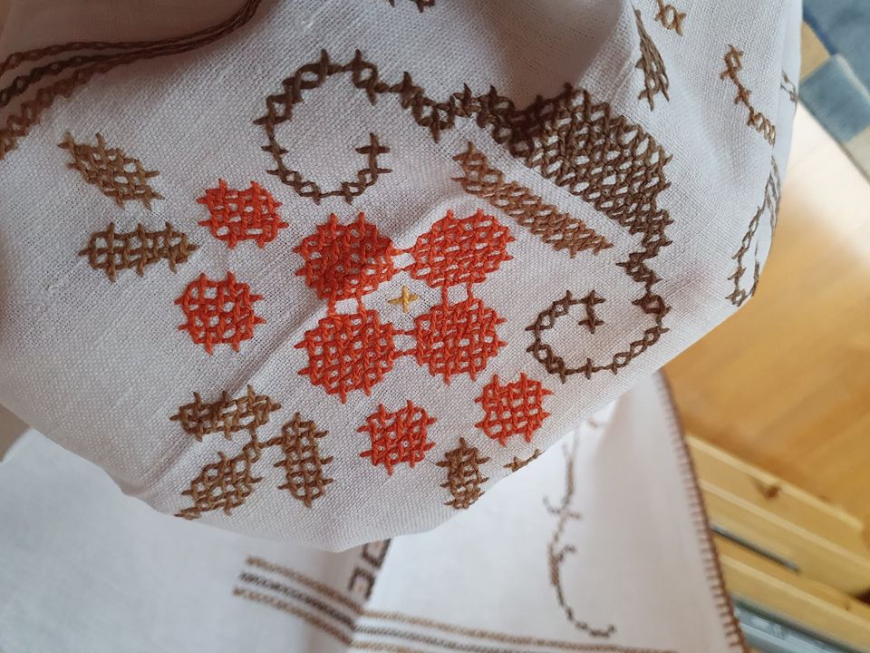 Wunderschöne alte Tischdecken gestickt Handarbeit Stück 15 € in Witten