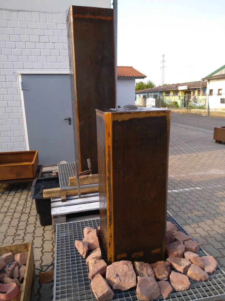 Corten Stahl Säule Brunnen Wasserspiel Garten Messe Gala Deko in Neustadt an der Weinstraße