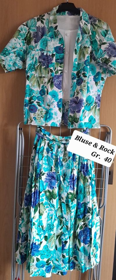 Bluse und Rock Blumenmuster in Kyritz