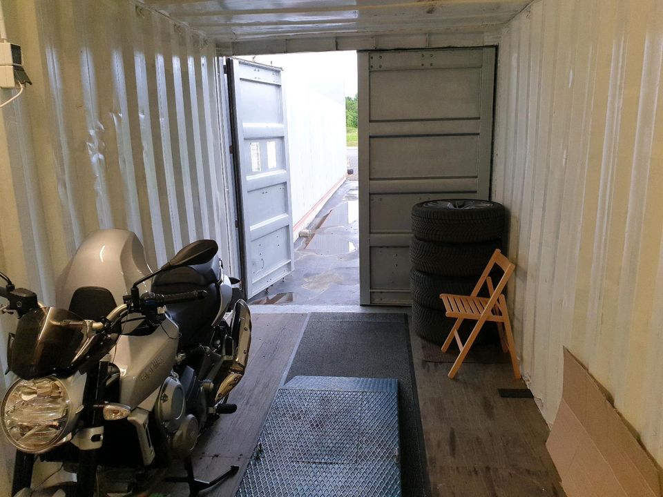 20 Fuß Container Stellplatz Garage mit Motorrad Hebebühne in Möhnesee