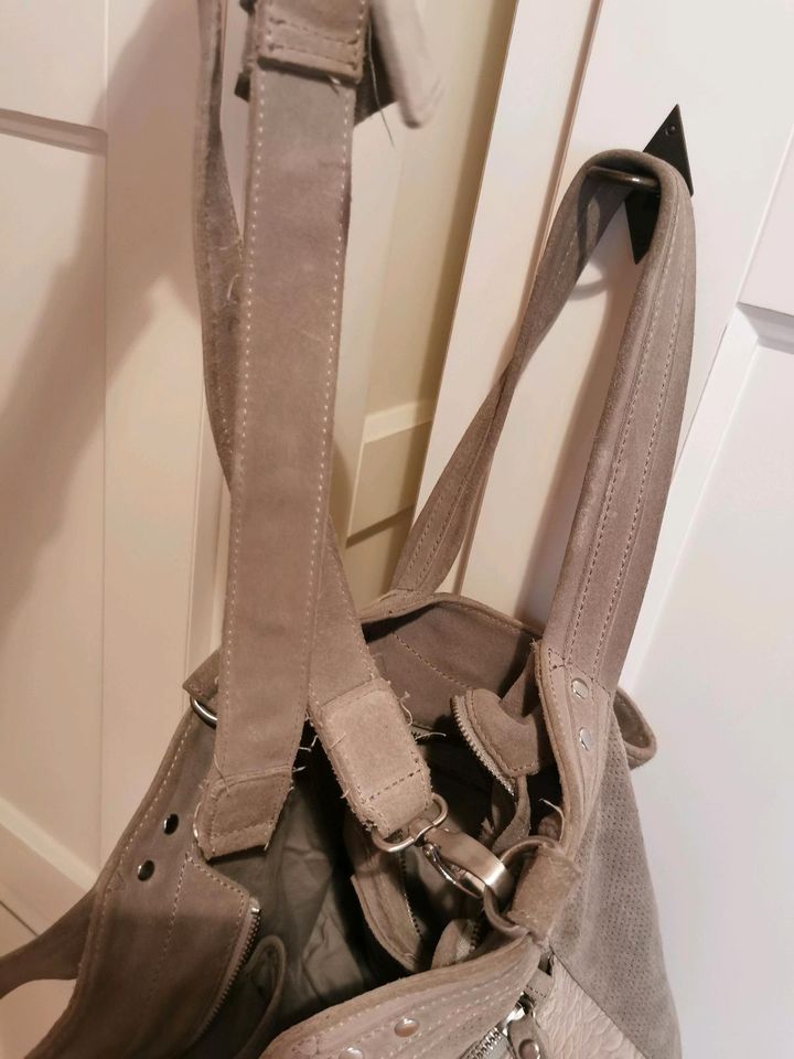 Edle Handtasche von Liebeskind in taupe in Breuberg