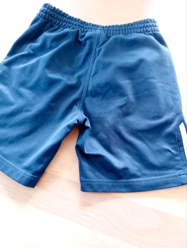 Kurze Sporthose Adidas dunkelblau Größe 140 in Mendig