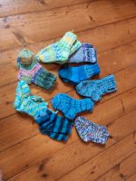 9 Paar selbstgestrickte Newborn Socken Hessen - Münzenberg Vorschau