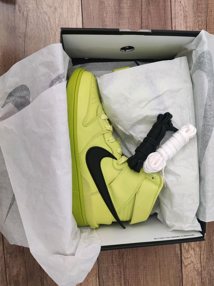 Nike Dunk High Ambush Flash Lime in Berlin