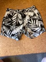 Schwarz-weiße Shorts mit Blumenmuster von Blue Motion in 38 Rheinland-Pfalz - Nieder-Hilbersheim Vorschau