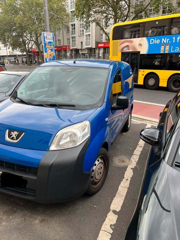 Peugeot Bipper 2011   hat klein unfall in Berlin